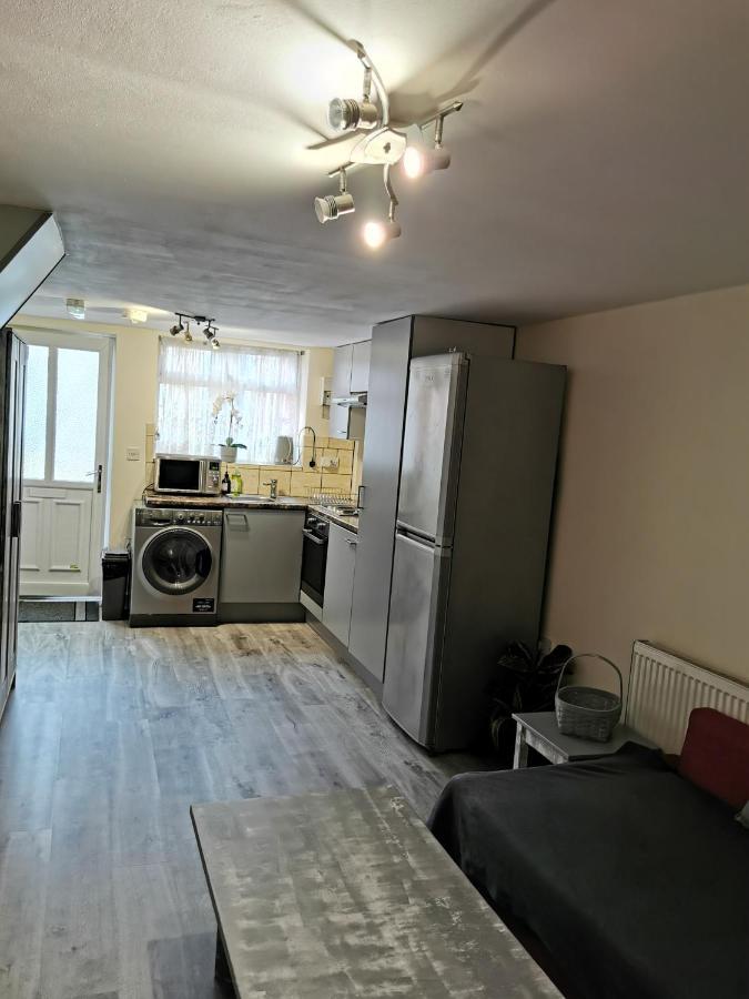 Palaz 1 - 2 Bedroom Garden Flat Edmonton Extérieur photo