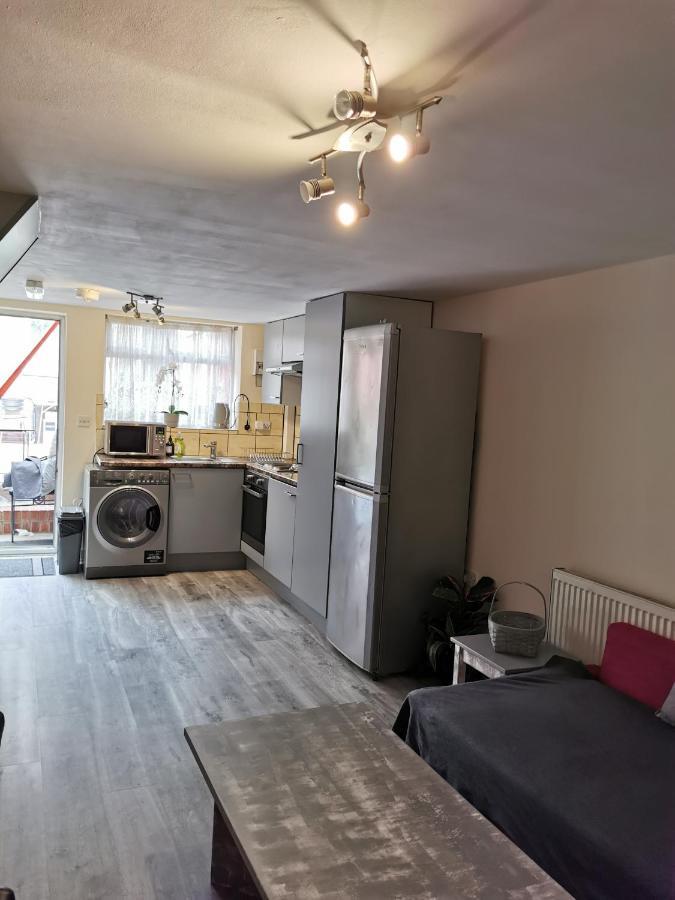 Palaz 1 - 2 Bedroom Garden Flat Edmonton Extérieur photo